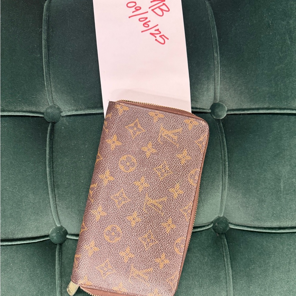 Authentic LV Brown Monogram Zippy organizer wallet w box/bag has some wear